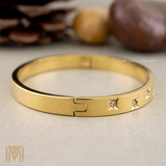Hinged clasp gold bangle