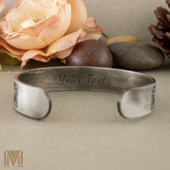 Adjustable cuff interior with magnets