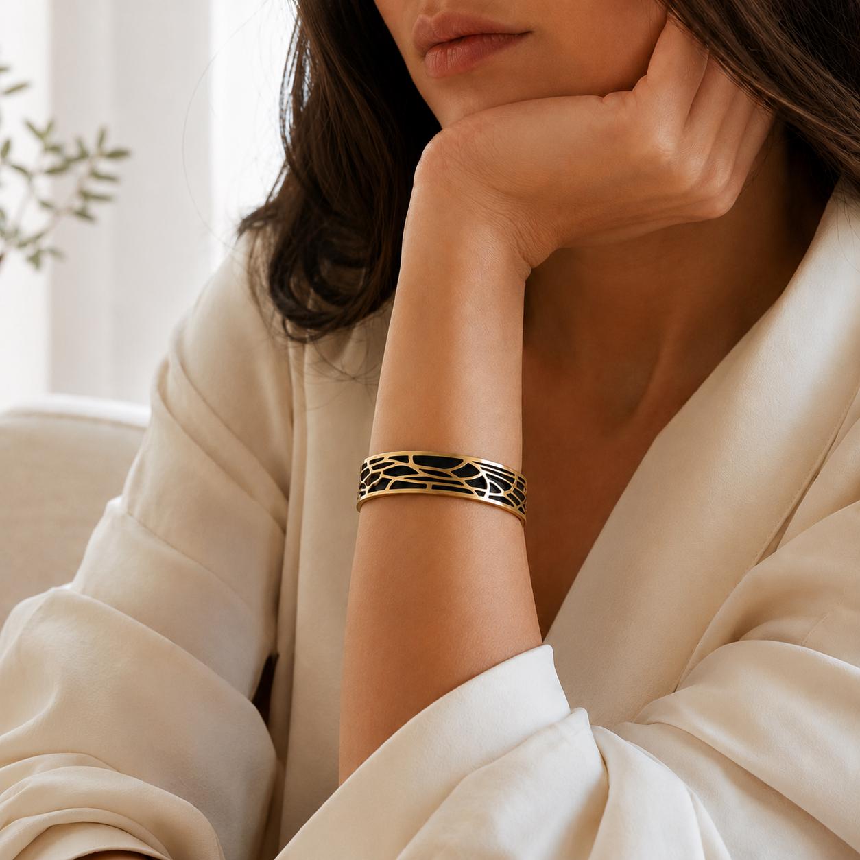 Gold cuff in gift box