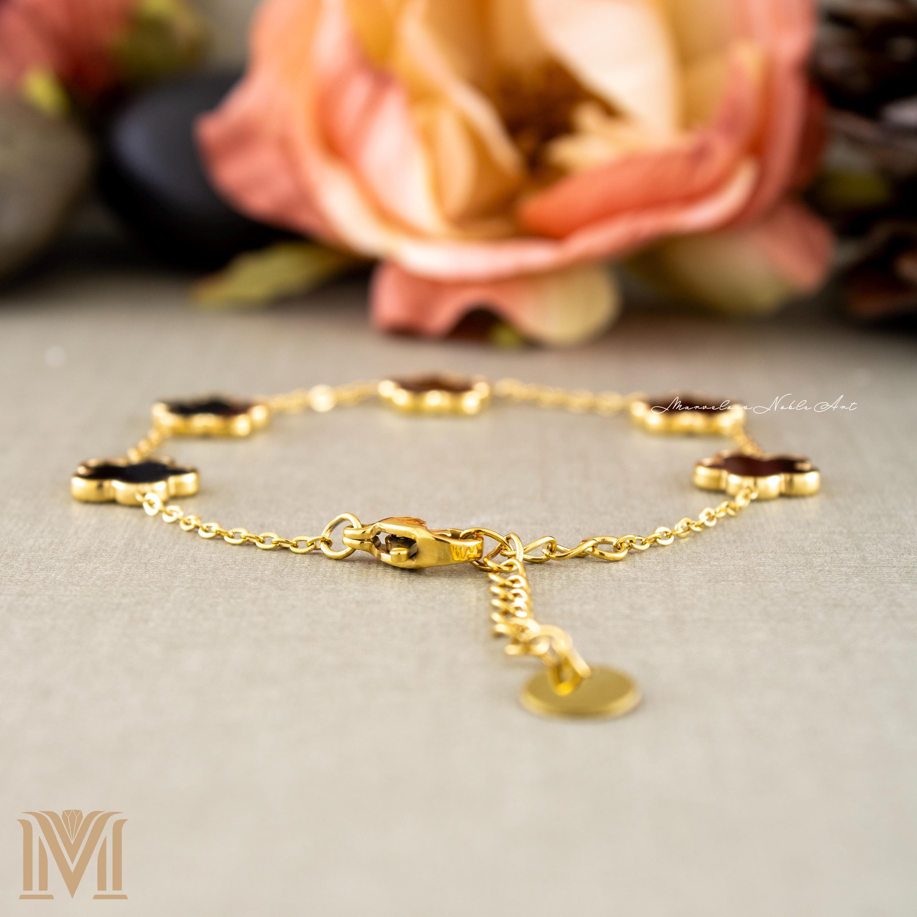 Lobster clasp and extender chain detail