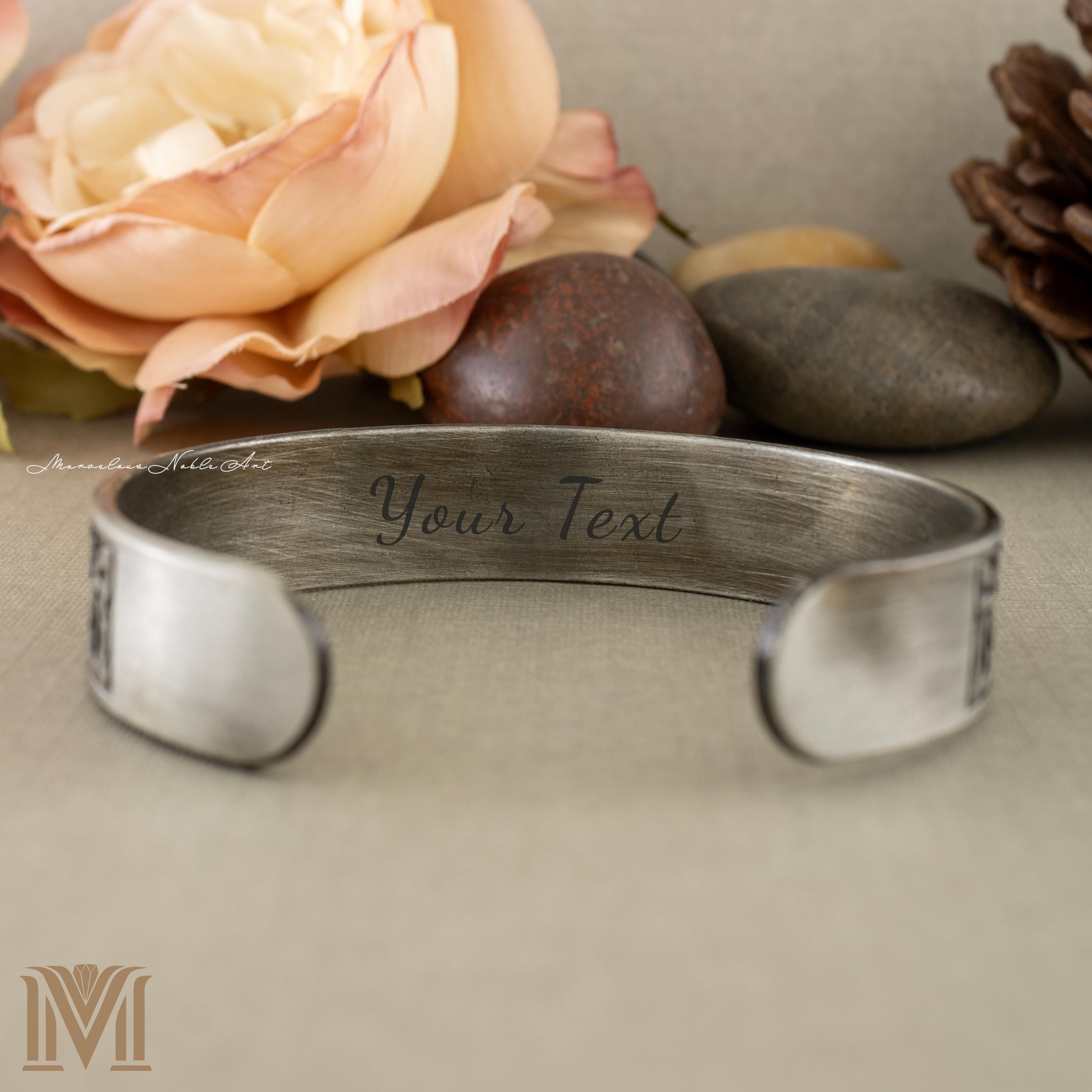 Adjustable cuff interior with magnets
