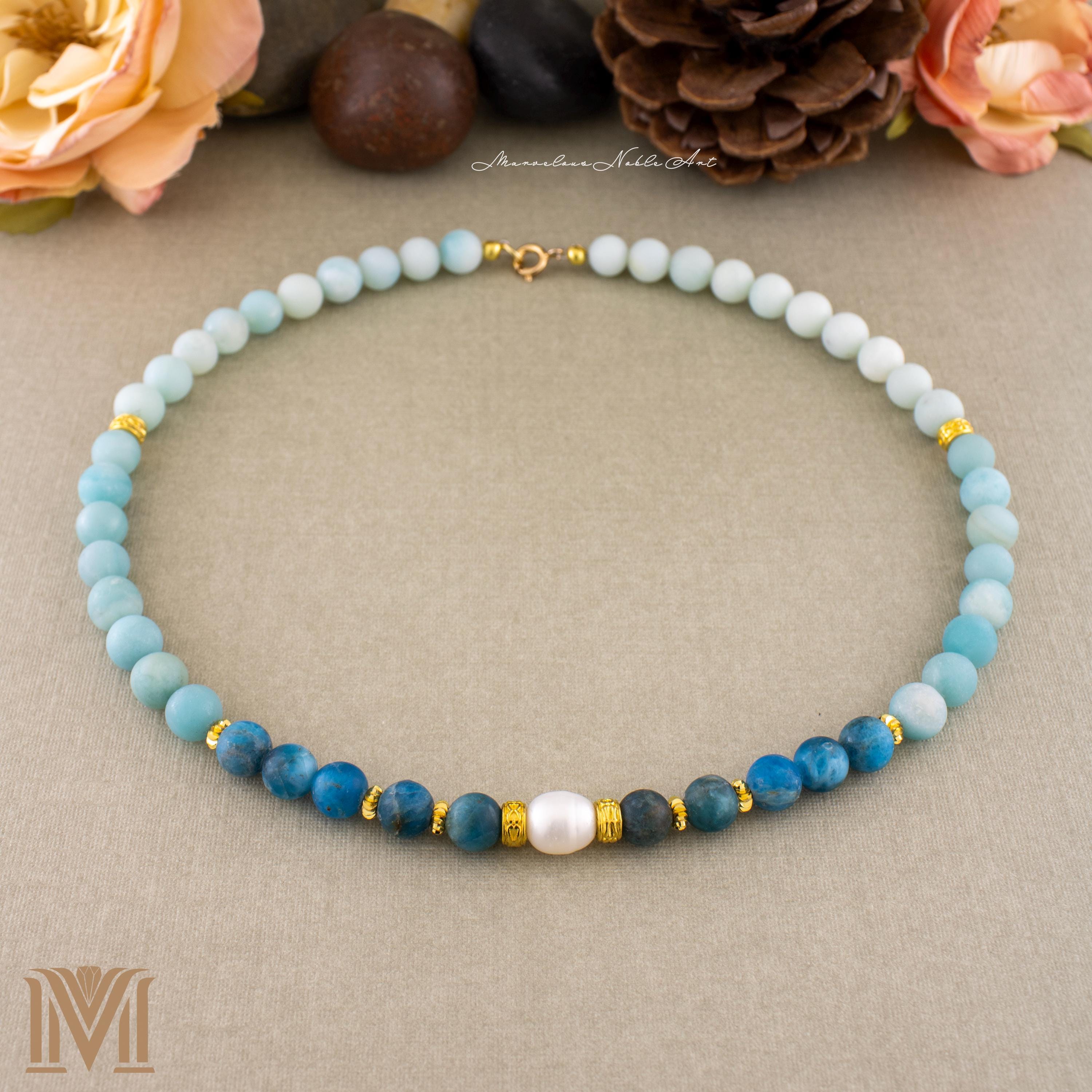 Central cultured Pearl necklace detail